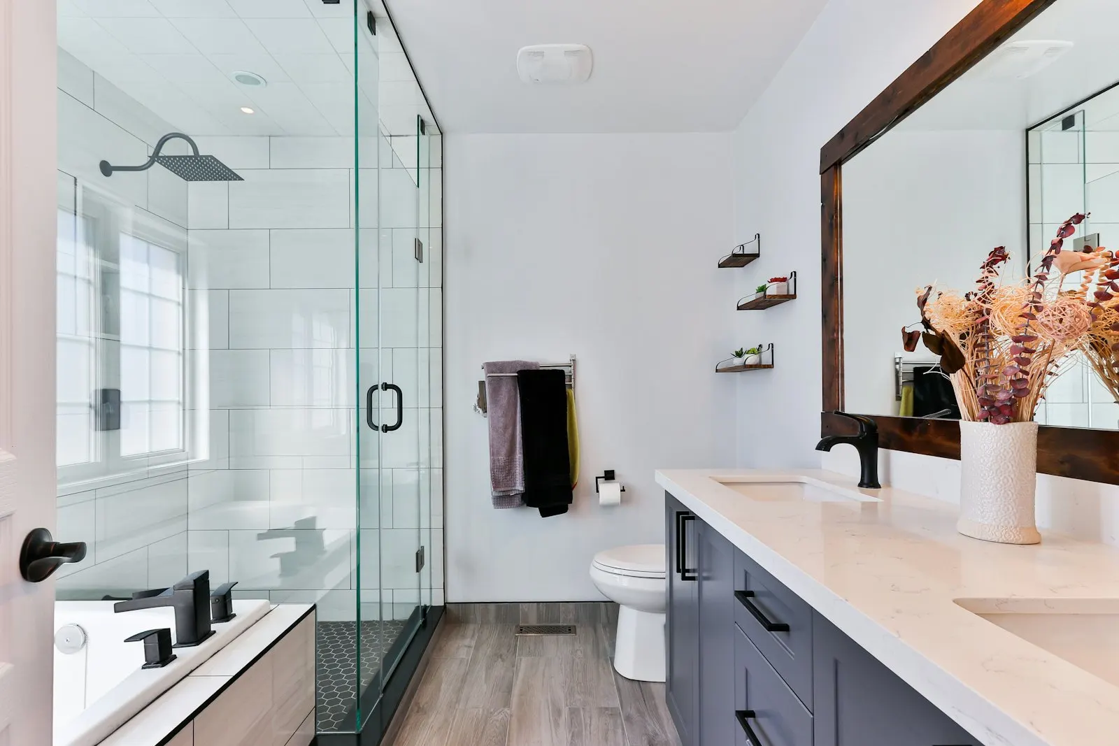Modern saniertes Badezimmer mit ebenerdiger Dusche