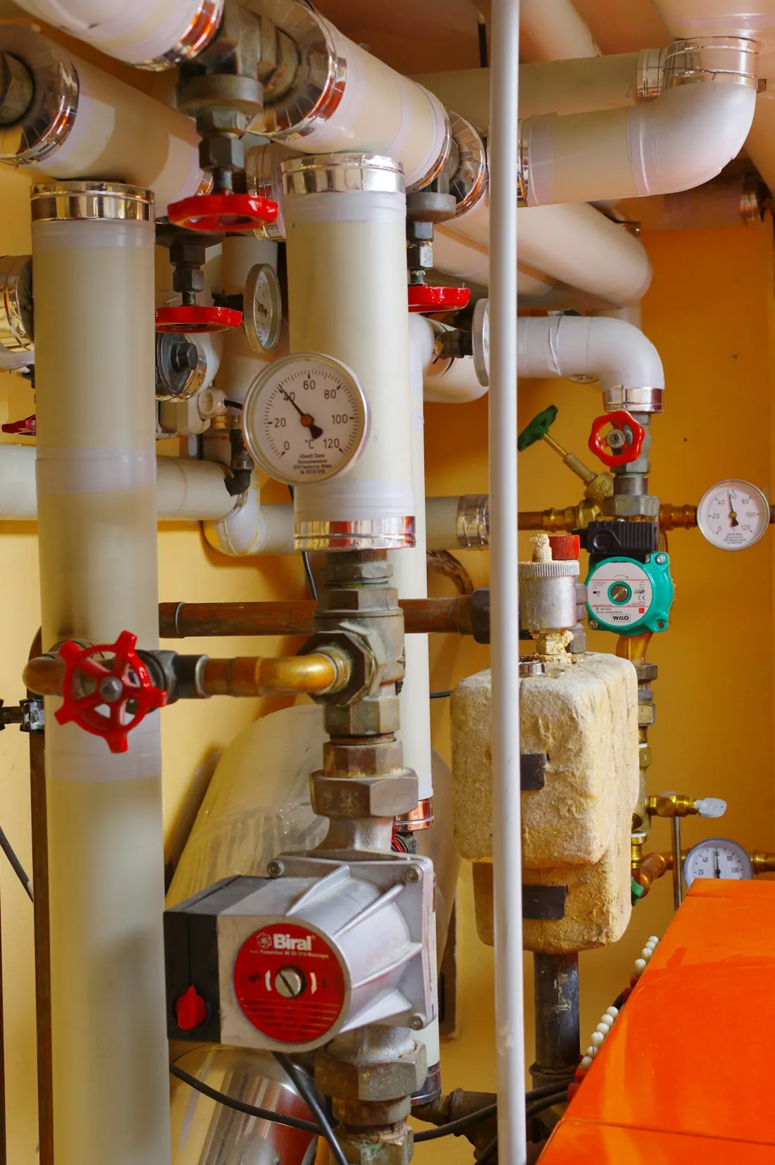 Verteiler und Armaturen einer Heizungsanlage im Technikraum